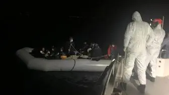 نیروهای گارد ساحلی یونان پناهجویان را می‌سوزانند