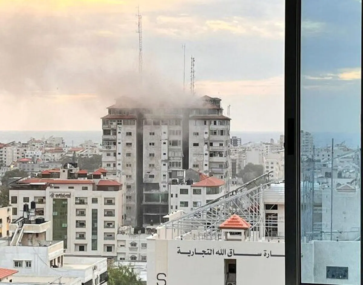 لحظه فرو ریختن برج فلسطین در پی حملات هوایی جنگندههای اسرائیل