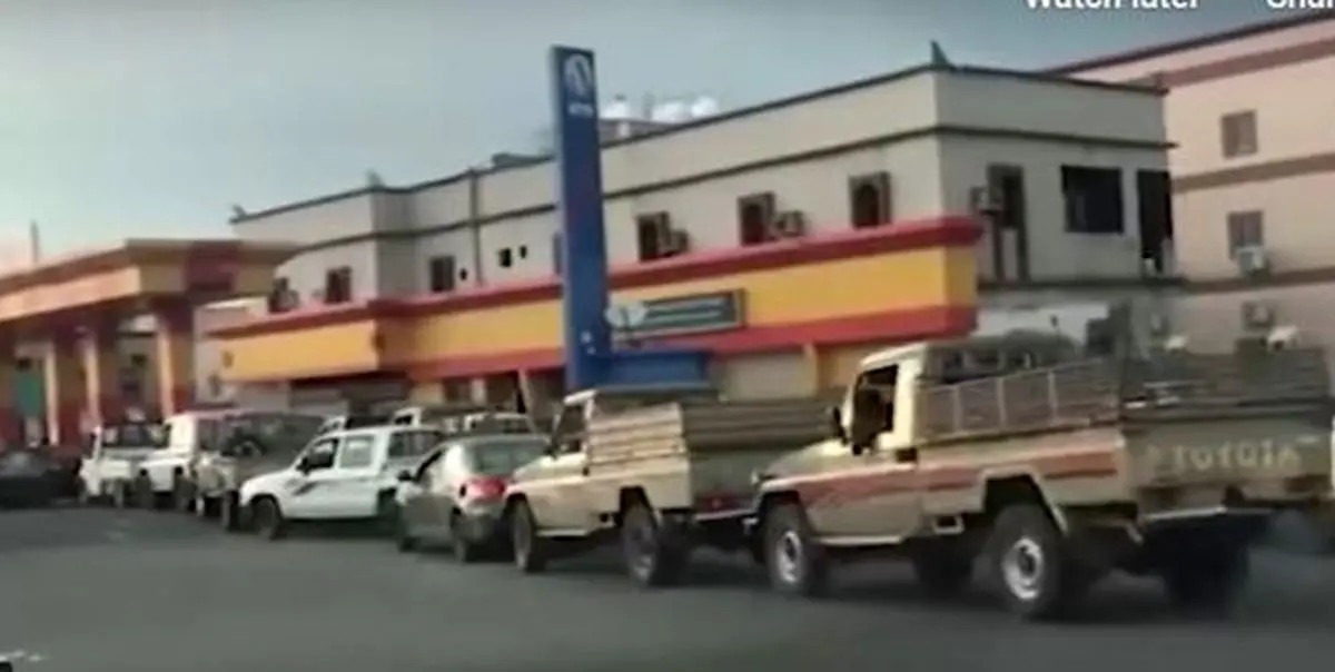 صف طولانی خودروها مقابل پمپ بنزین در جنوب عربستان