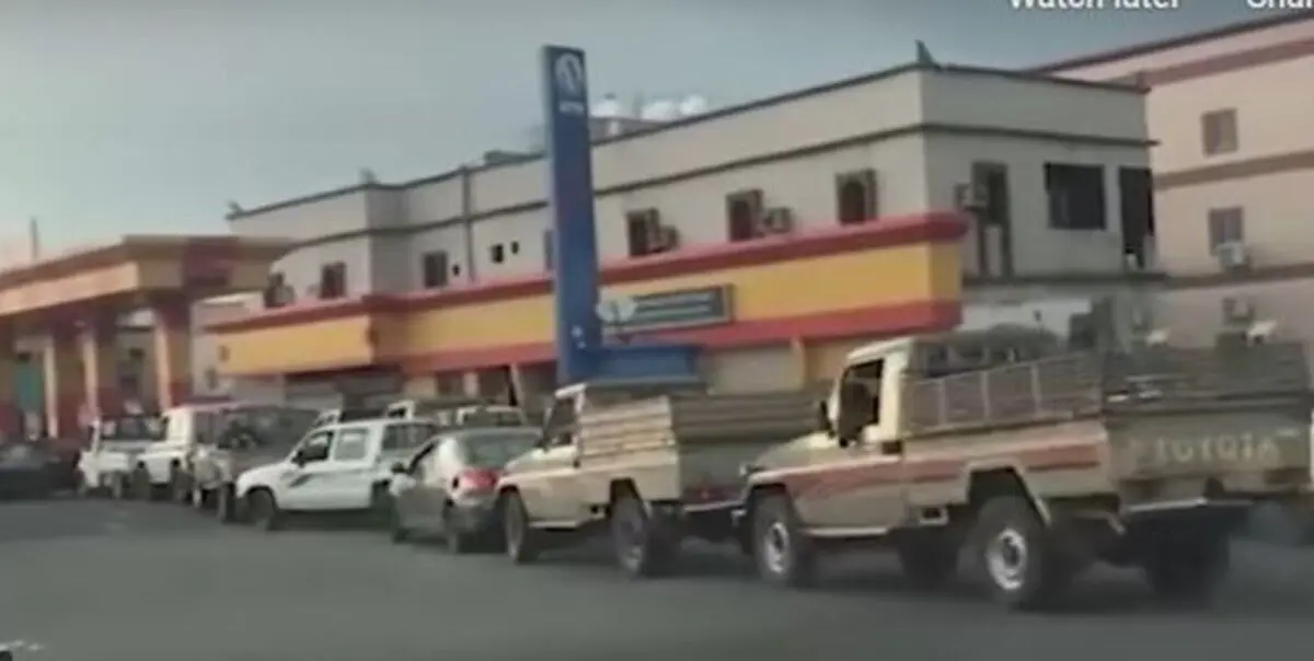 صف طولانی خودروها مقابل پمپ بنزین در جنوب عربستان