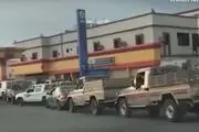 صف طولانی خودروها مقابل پمپ بنزین در جنوب عربستان