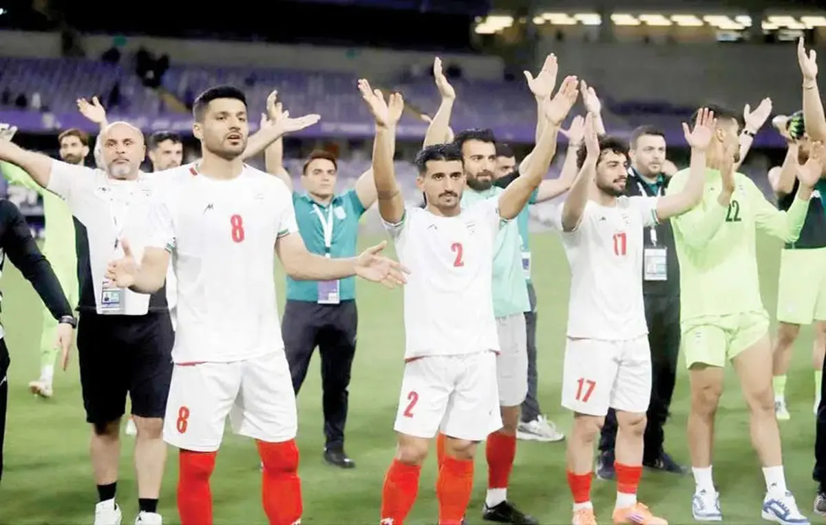 تشویق ایسلندی مقابل هواداران بعد از برتری برابر کیپ‌ورد