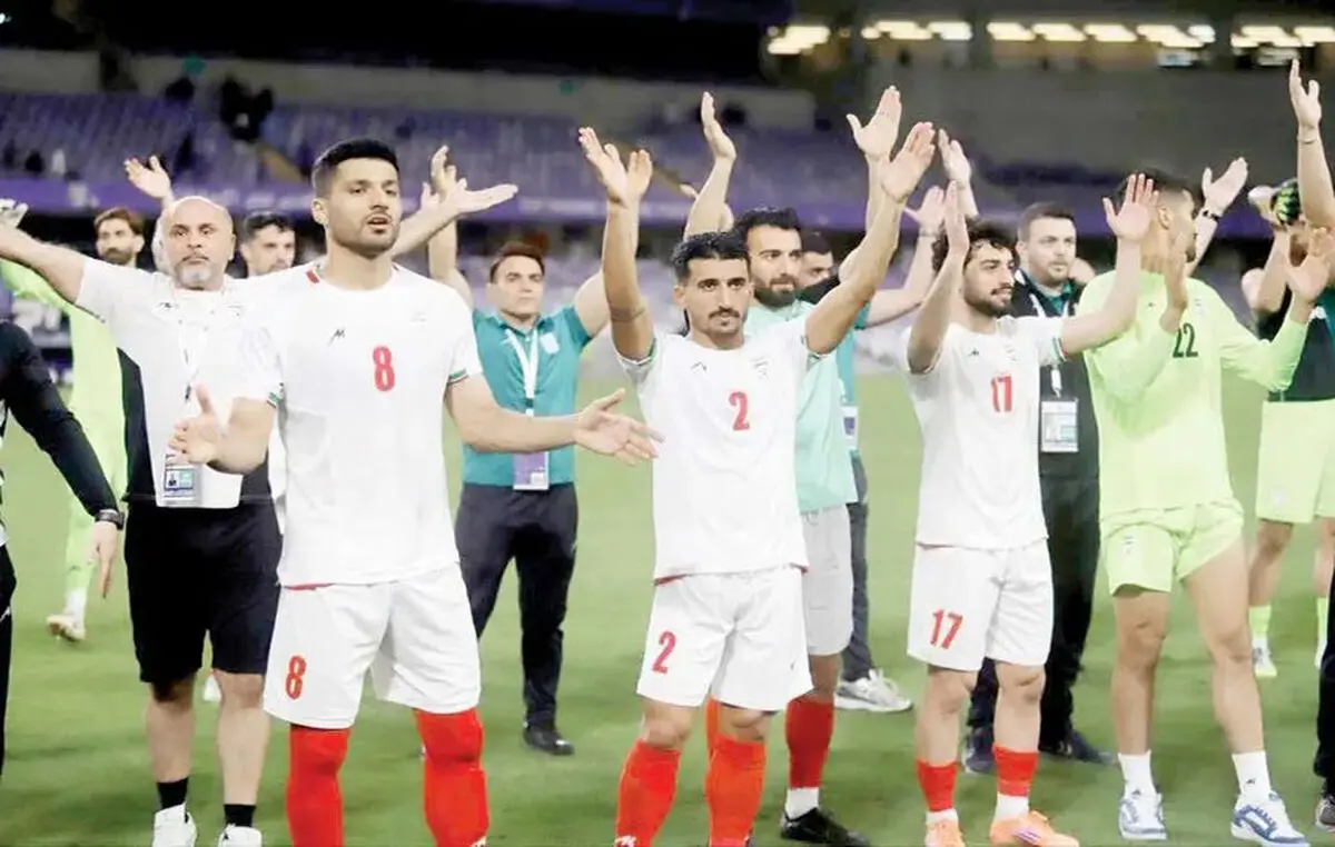 تشویق ایسلندی مقابل هواداران بعد از برتری برابر کیپ‌ورد
