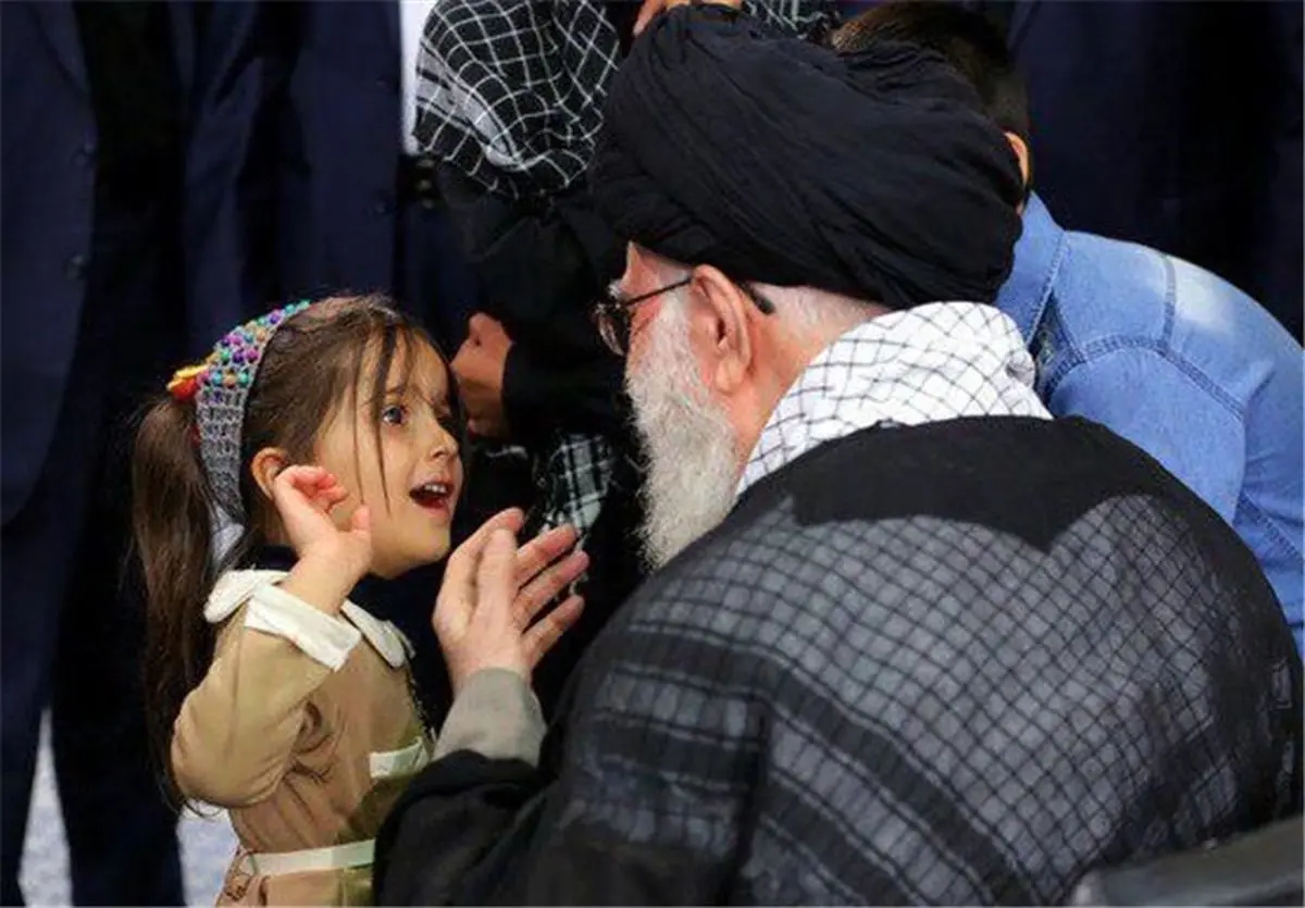 دخترم از آقا پرسید کلاه روی سرت را مادرت برایت درست کرده؟!