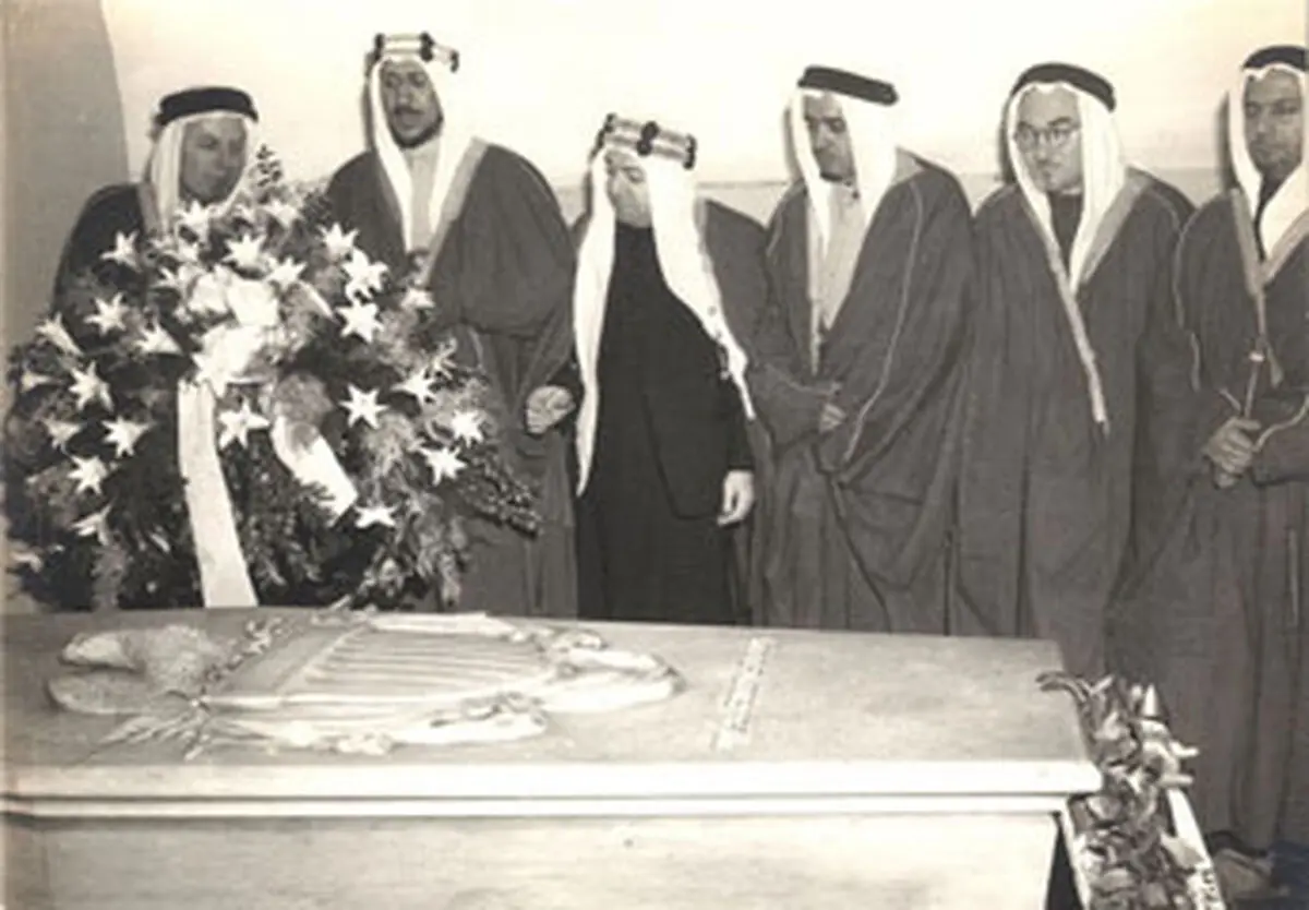 زیارت شاه عربستان از قبر شیطان بزرگ! + عکس