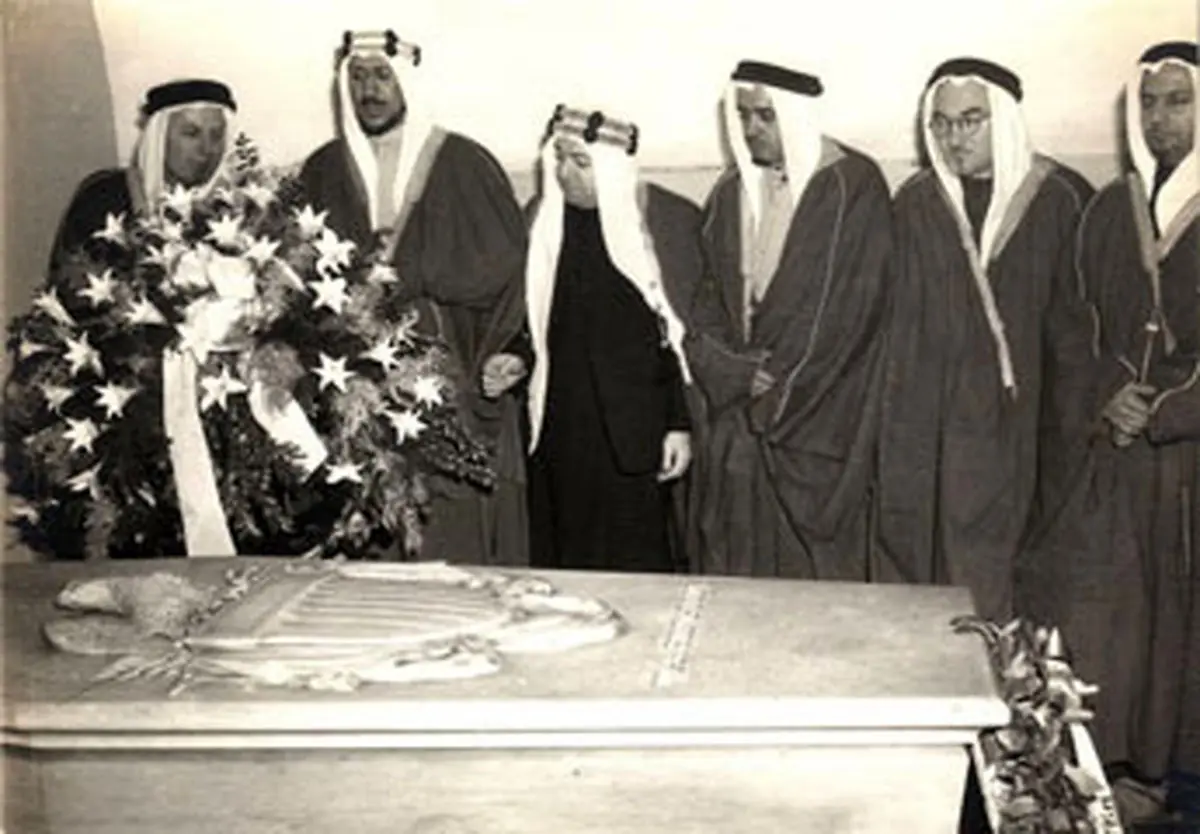 زیارت شاه عربستان از قبر شیطان بزرگ! + عکس