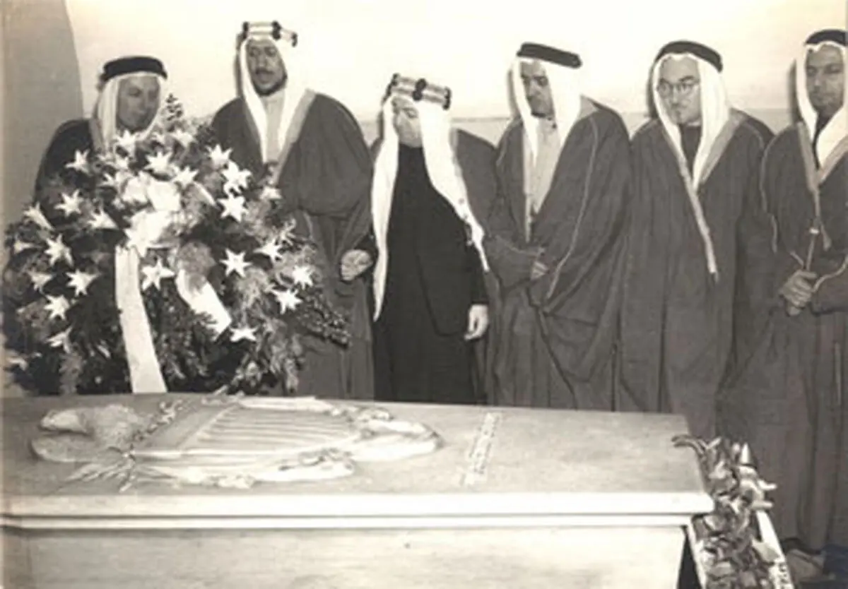 زیارت شاه عربستان از قبر شیطان بزرگ! + عکس