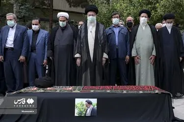 اقامه نماز رهبر انقلاب بر پیکر حجت‌‌‌الاسلام دعائی+گزارش تصویری