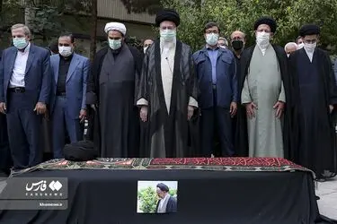 اقامه نماز رهبر انقلاب بر پیکر حجت‌‌‌الاسلام دعائی+گزارش تصویری