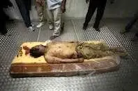 نمایش جنازه قذافی برای عموم مردم لیبی