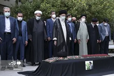 اقامه نماز رهبر انقلاب بر پیکر حجت‌‌‌الاسلام دعائی+گزارش تصویری