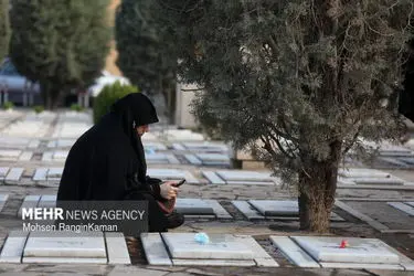 لحظات تحویل سال در گلزار شهدای تهران