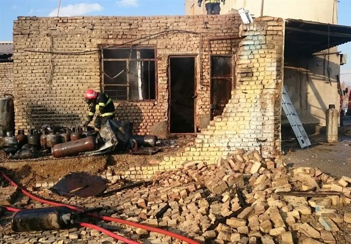 سوختگی ۳ نفر بر اثر انفجار در مغازه شارژ کپسول گاز مایع/ عکس