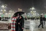  شب قدر زیر بارش باران در حرم رضوی/ گزارش تصویری