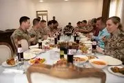 نوشابه ایرانی روی میز شام سربازان آمریکایی