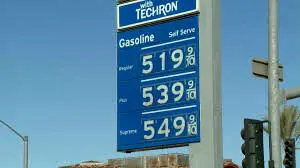 قیمت بنزین در کالیفرنیای آمریکا از ۵ دلار فراتر رفت