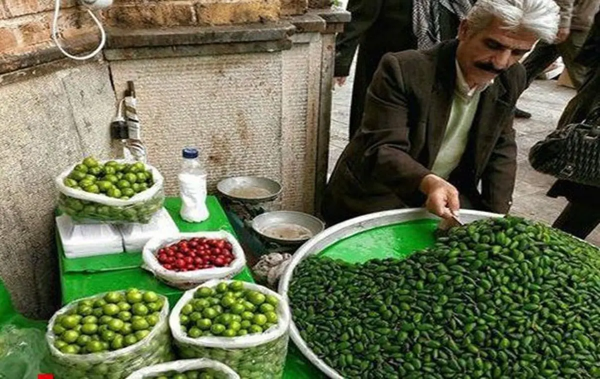  از دستفروشان چاقاله بادام و گوجه سبز نخرید