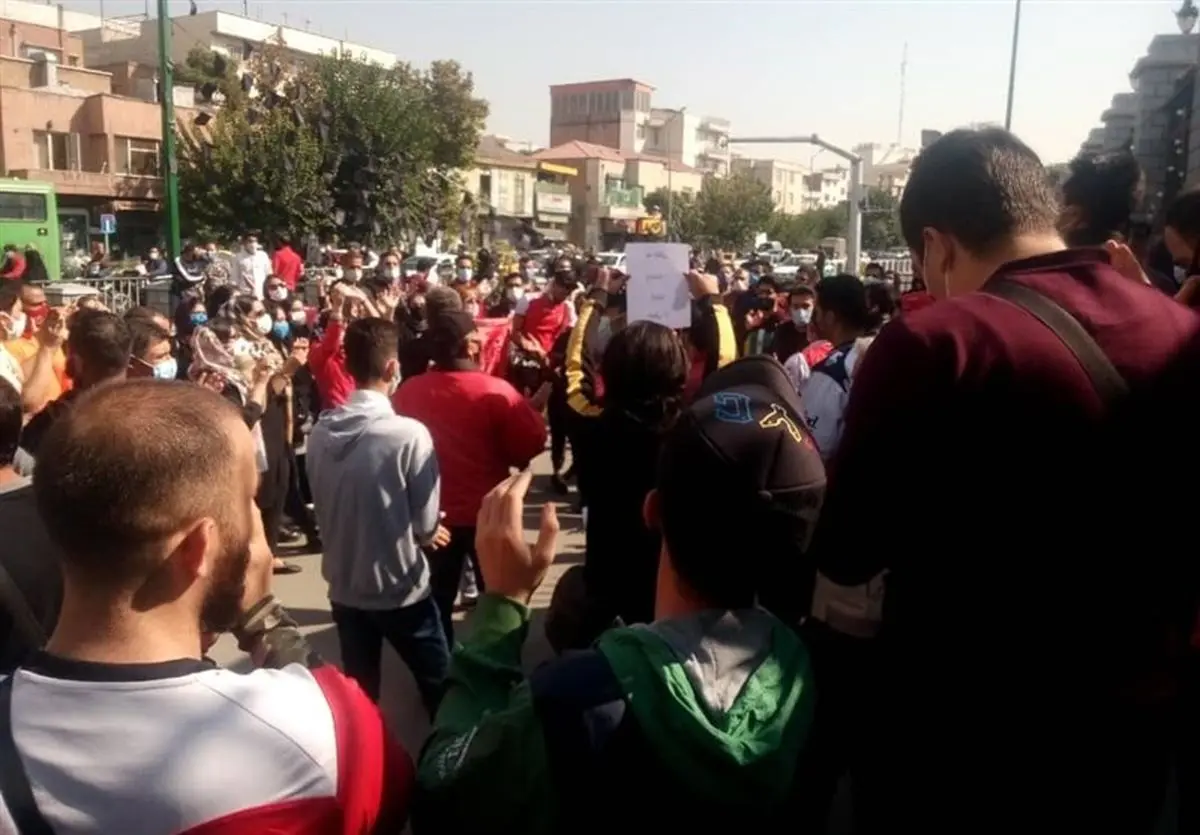 تجمع هواداران پرسپولیس مقابل مجلس پایان یافت