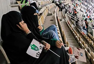 تعقیب جنجالی پلیس و دختر بی‌حجاب در ورزشگاه/فیلم
