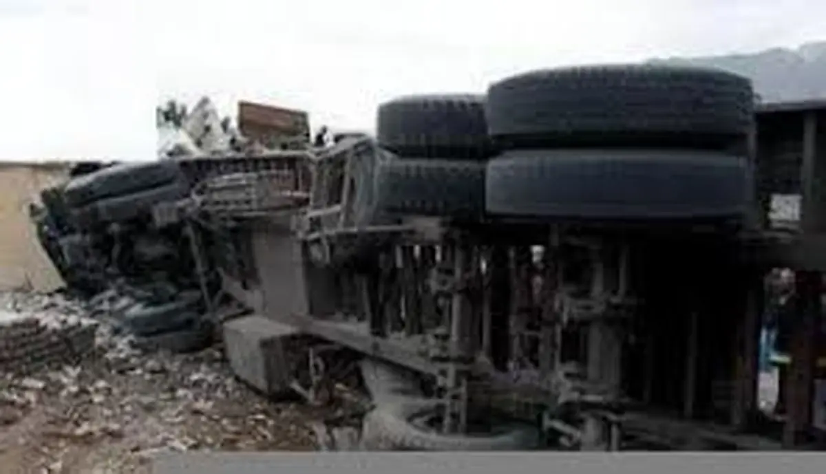 واژگونی تریلر حامل گازوئیل در شهر اهواز