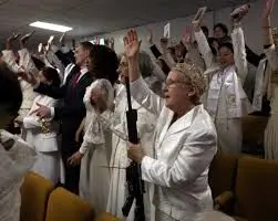 اقدام عجیب کلیسای آمریکایی/ غسل تعمید سلاح +تصاویر