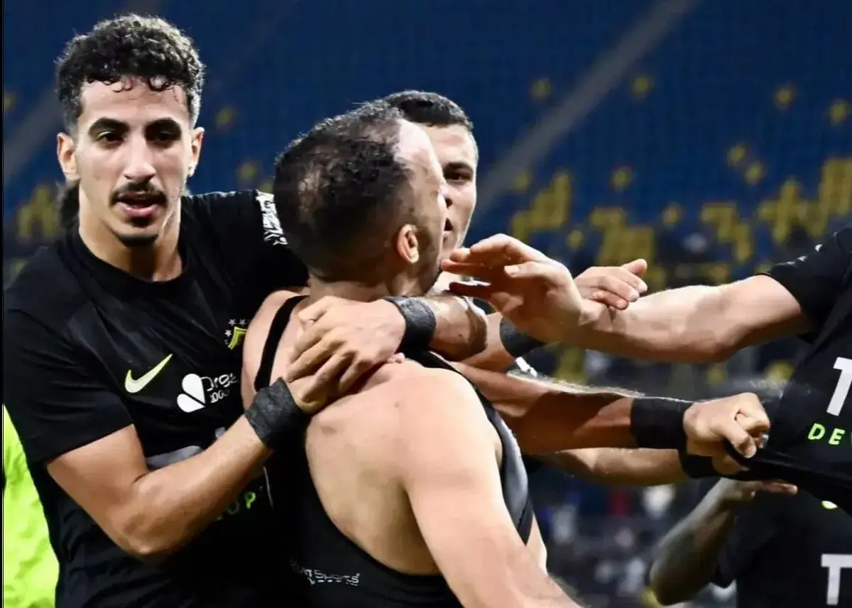 جریمه سنگین و محرومیت برای ستاره الزمالک؛ پرتاب پیراهن دردسرساز شد!