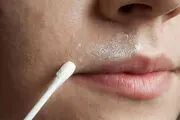  موهای پشت لب را با این نسخه‌های گیاهی و خانگی کامل رفع کنید