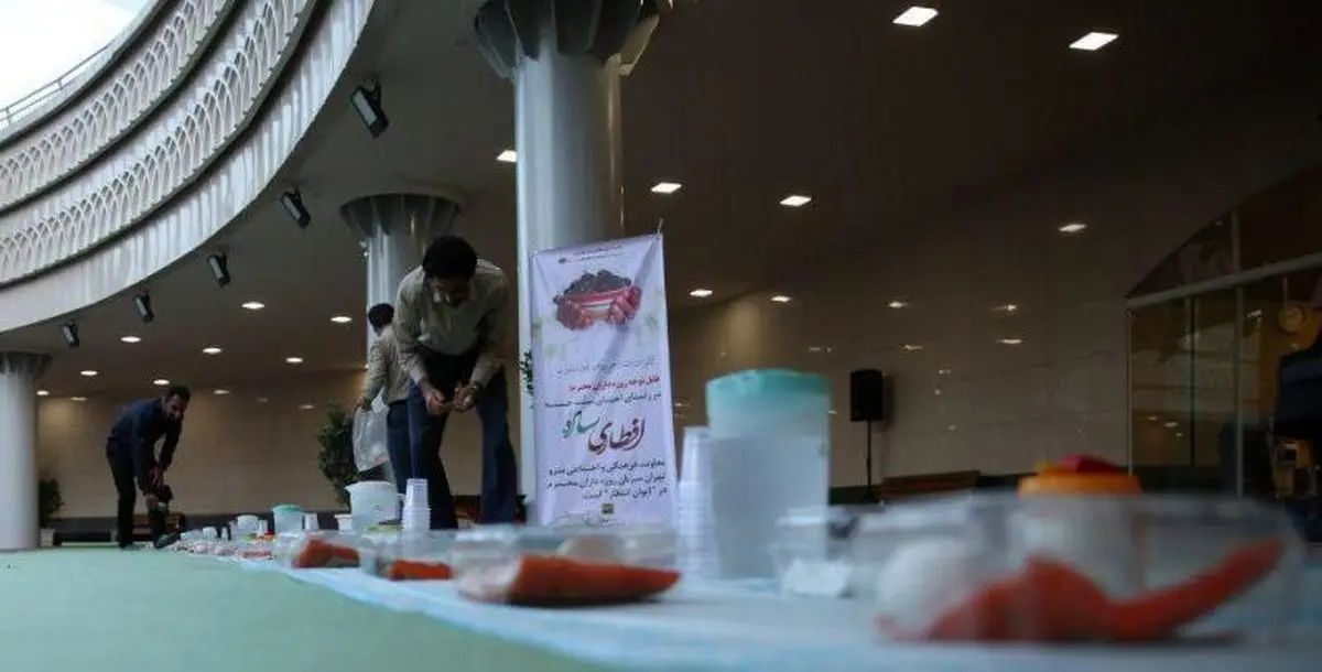 مترو تهران میزبان روزه داران+ عکس