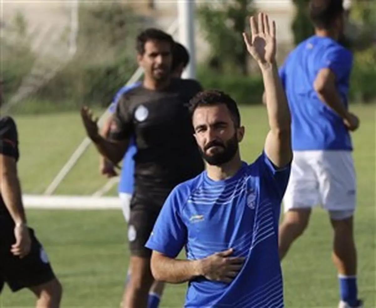 حمله هواداران پرسپولیس به شاه ماهی استقلال