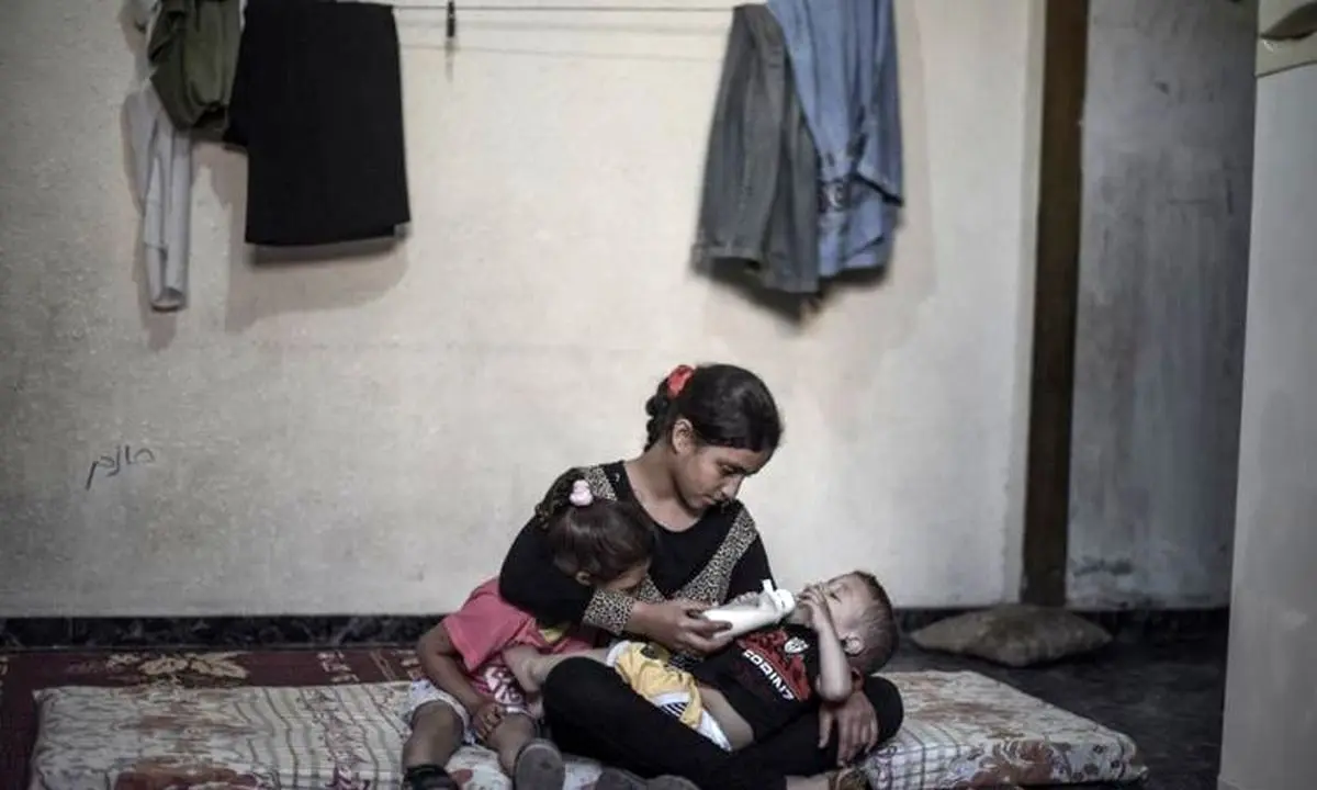 دختر ۱۲ ساله فلسطینی با وظایف مادری