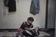 دختر ۱۲ ساله فلسطینی با وظایف مادری 