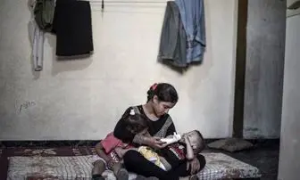 دختر ۱۲ ساله فلسطینی با وظایف مادری 