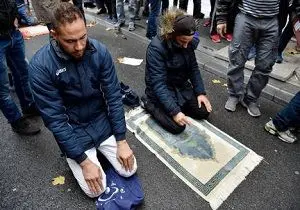ممانعت فرانسه از نماز خواندن مسلمانان در خیابان