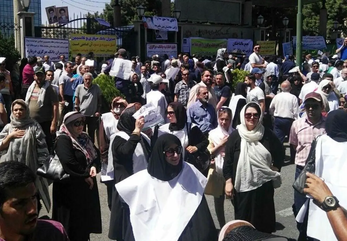 کاسپینیها مقابل بانک مرکزی کفن پوش شدند+ عکس