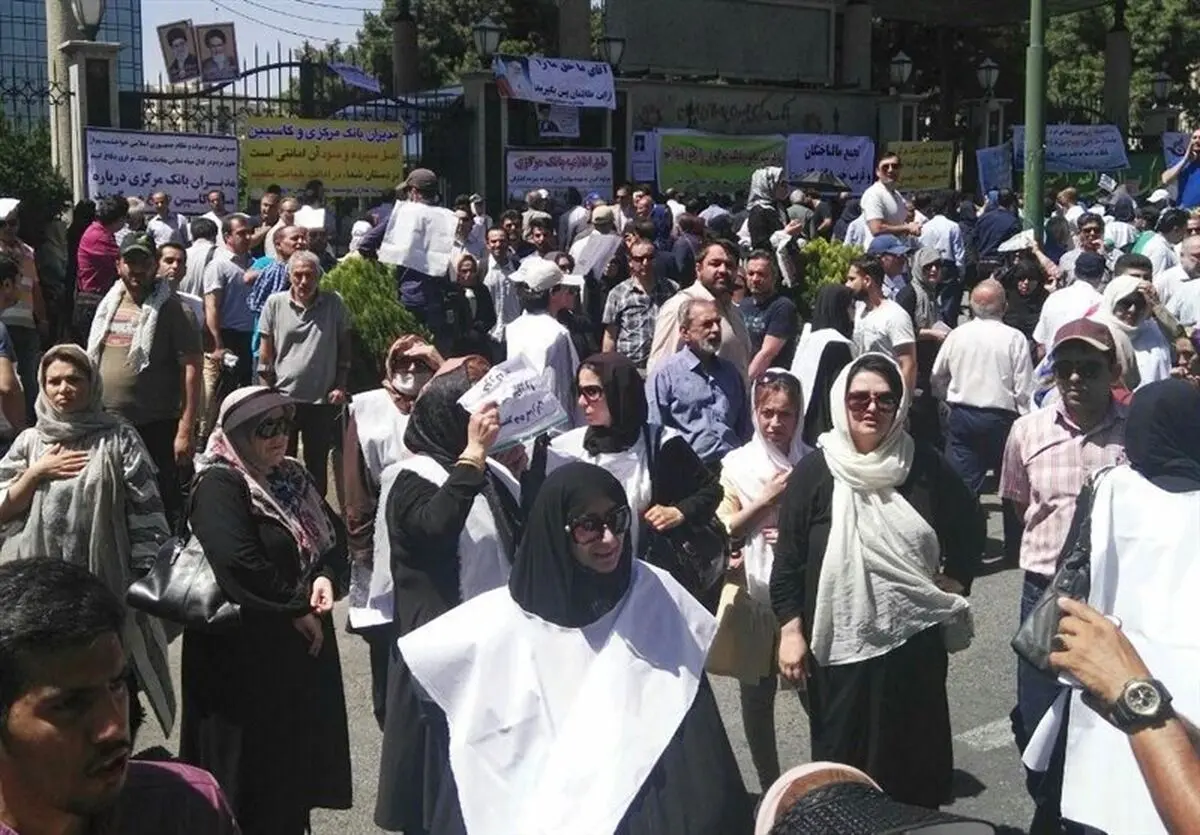 کاسپینی‌ها مقابل بانک مرکزی کفن پوش شدند+ عکس