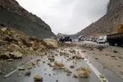 ریزش سنگ در جاده چالوس جان یک نفر را گرفت
