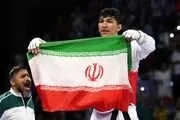فیلم خوشحالی هادی ساعی، مبینا نعمت‌زاده و مهروز ساعی روی سکوها پس از برد آرین سلیمی در فینال