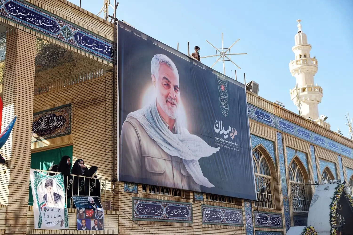ادای احترام رئیس مجلس به مقام شامخ شهید سپهبد حاج قاسم سلیمانی/گزارش تصویری
