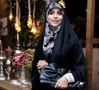 حجاب مثال زدنی خانم مجری در رویایی ترین شهر جهان/ عکس