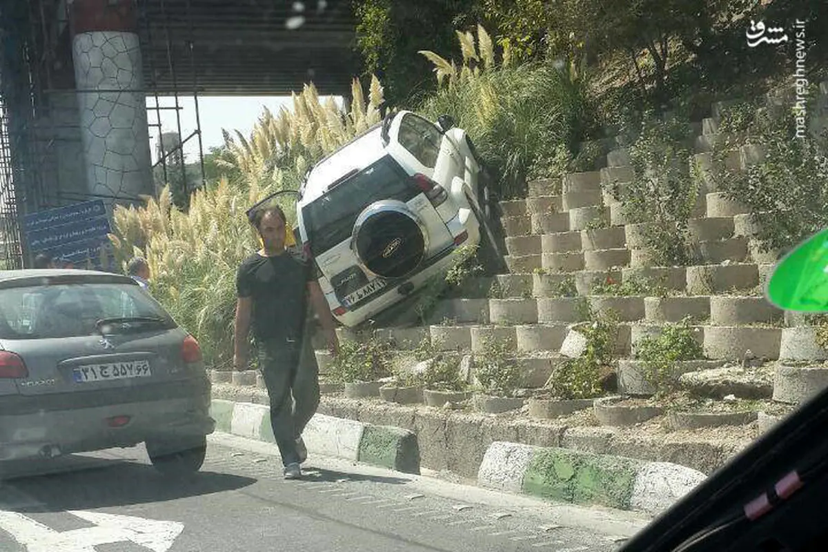 پرواز یک خودرو در تهران/ عکس