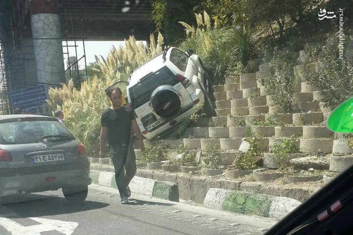 پرواز یک خودرو در تهران/ عکس