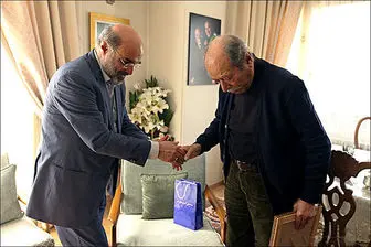 حضور رئیس صداوسیما در منزل علی نصیریان برای عرض تسلیت