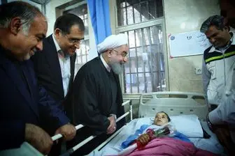 روحانی" به مصدومان زلزله شاخه گل اهدا کرد 