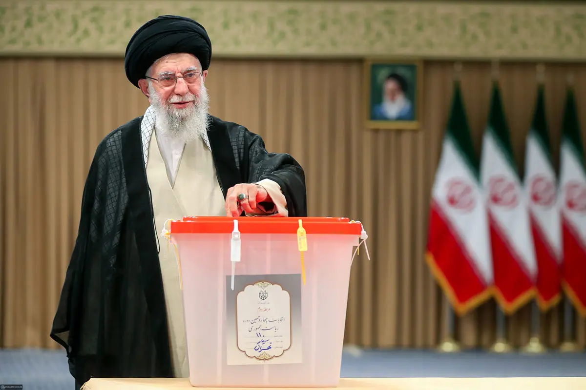 لحظه رای دادن رهبر معظم انقلاب امروز در انتخابات ریاست جمهوری از نمایی متفاوت