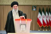 لحظه رای دادن رهبر معظم انقلاب امروز در انتخابات ریاست جمهوری از نمایی متفاوت