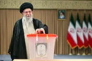 لحظه رای دادن رهبر معظم انقلاب امروز در انتخابات ریاست جمهوری از نمایی متفاوت