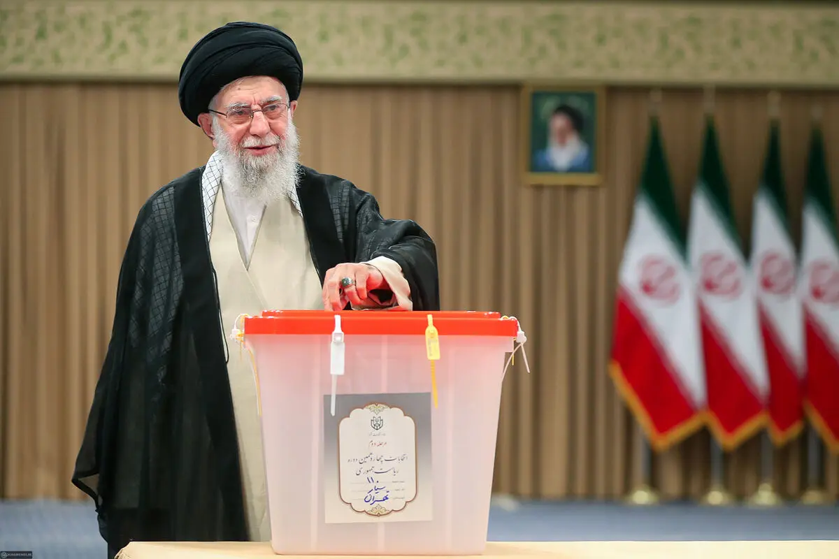 لحظه رای دادن رهبر معظم انقلاب امروز در انتخابات ریاست جمهوری از نمایی متفاوت