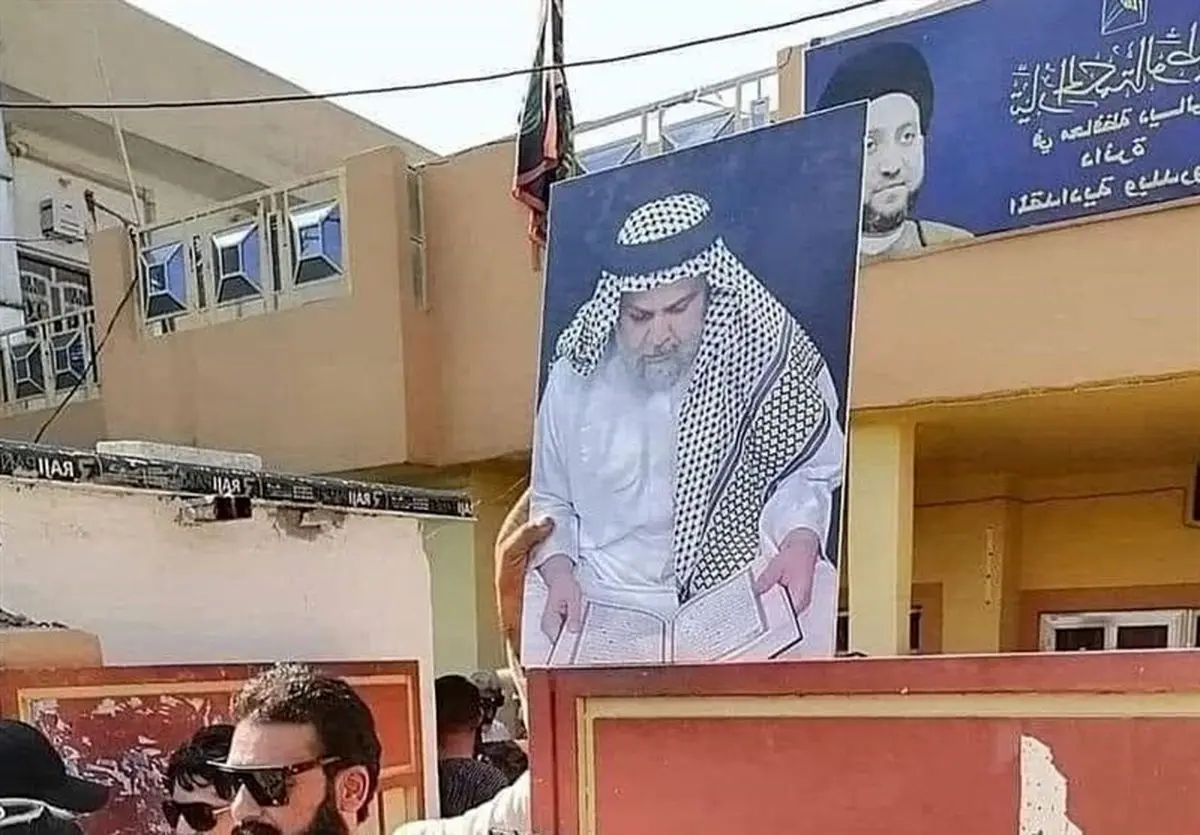 نصب تصویر مقتدی صدر روی مقر جریان حکمت ملی عراق!