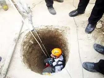 نجات معجزه آسای مرد میانسال از چاه ۱۳ متری+ عکس
