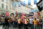 تظاهرات گسترده در لندن برای استعفای ترزا می